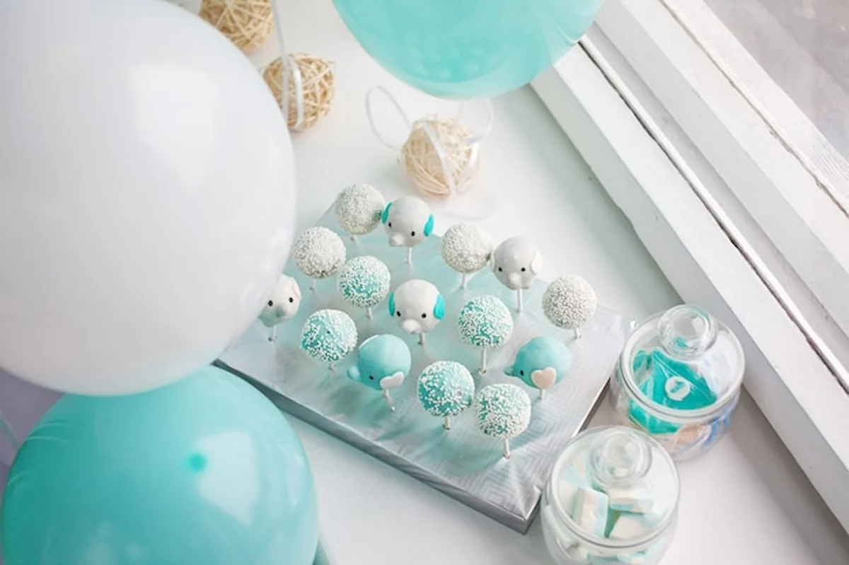 Wiele słodkich tortów urodzinowych i balonów urodzinowych