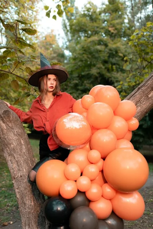 Piękna dziewczyna w stroju wiedźmy na Halloween