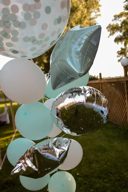 Bukiet kolorowych balonów na białym tle