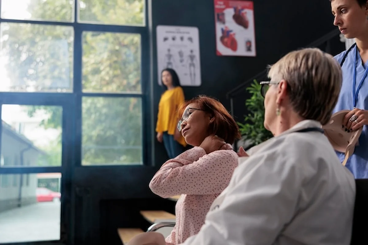 Personel medyczny pomagający pacjentowi po rehabilitacji urazowej