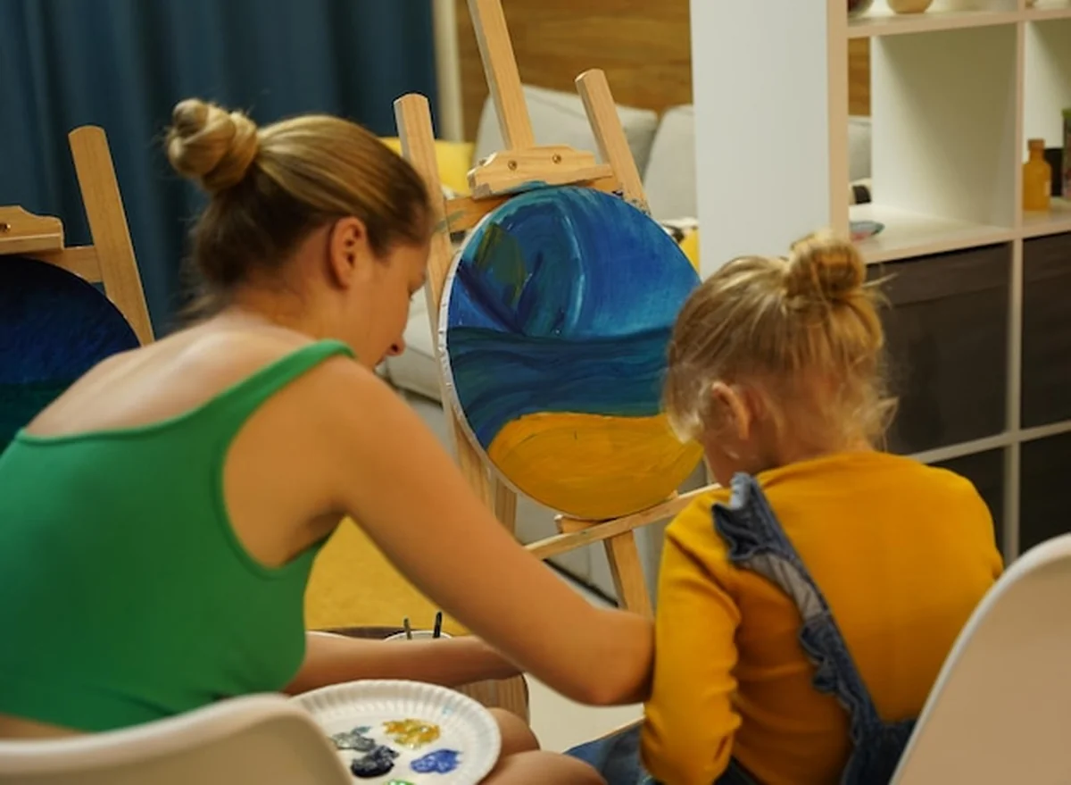 Nauczycielka pokazuje dziewczynom, jak zmontować termo mozaikę