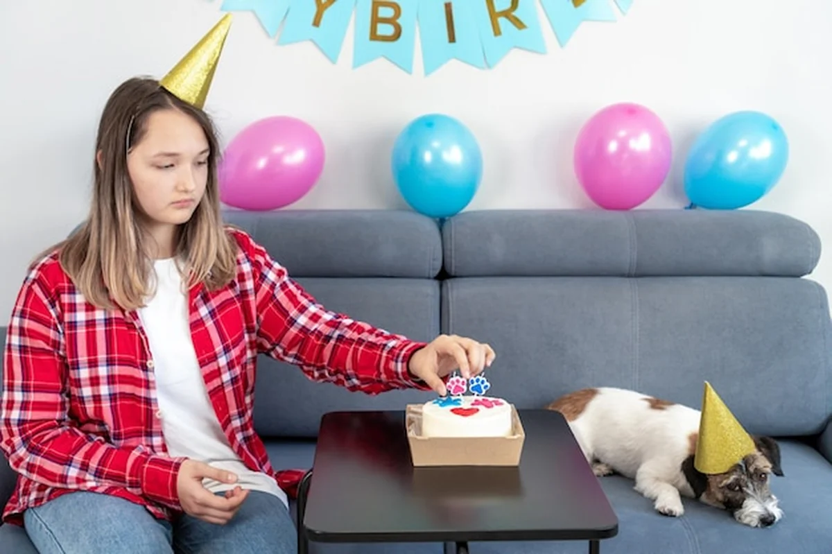 Urodzinowe przyjęcie dla psa rasy Jack Russell Terrier z tortem dla psa