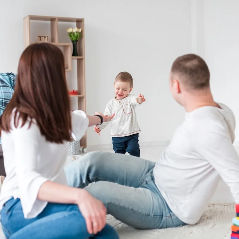 Rodzice z buźką dziecka w domu