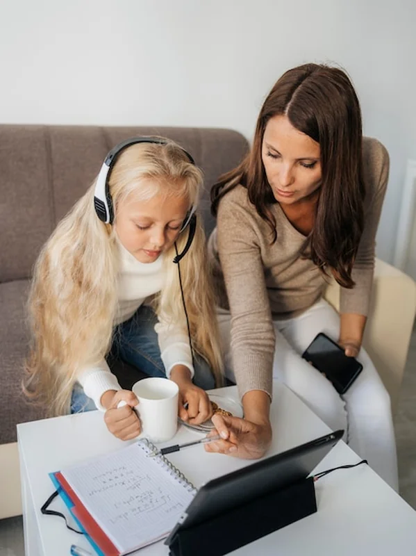 Matka pomaga córce w odrabianiu prac domowych