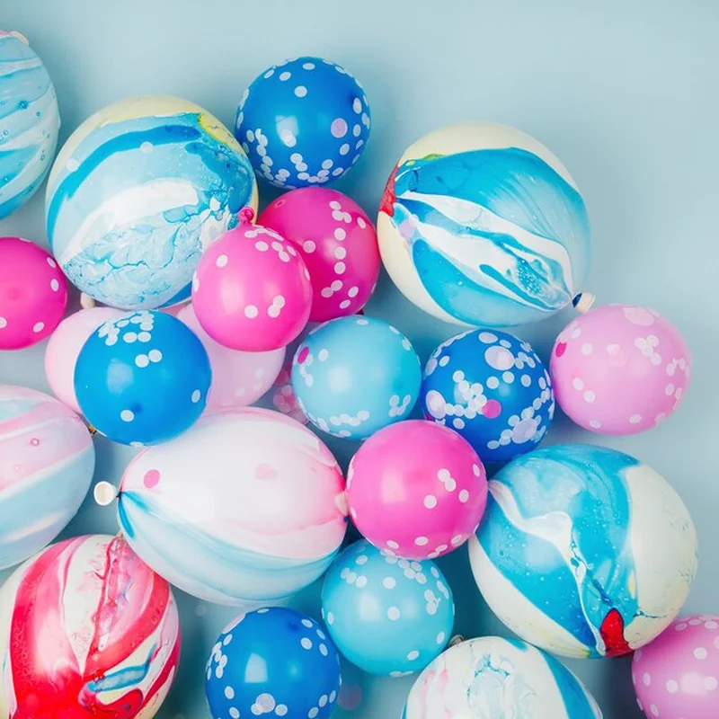 Kolorowe balony na tle pastelowych kolorów