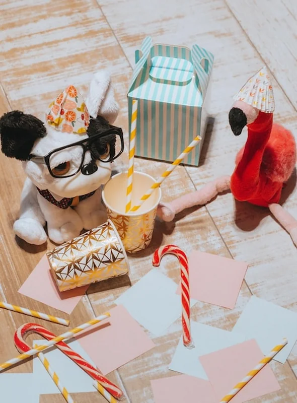 Wysoki kąt widoku imprezy urodzinowej z zabawkami i cukierkami