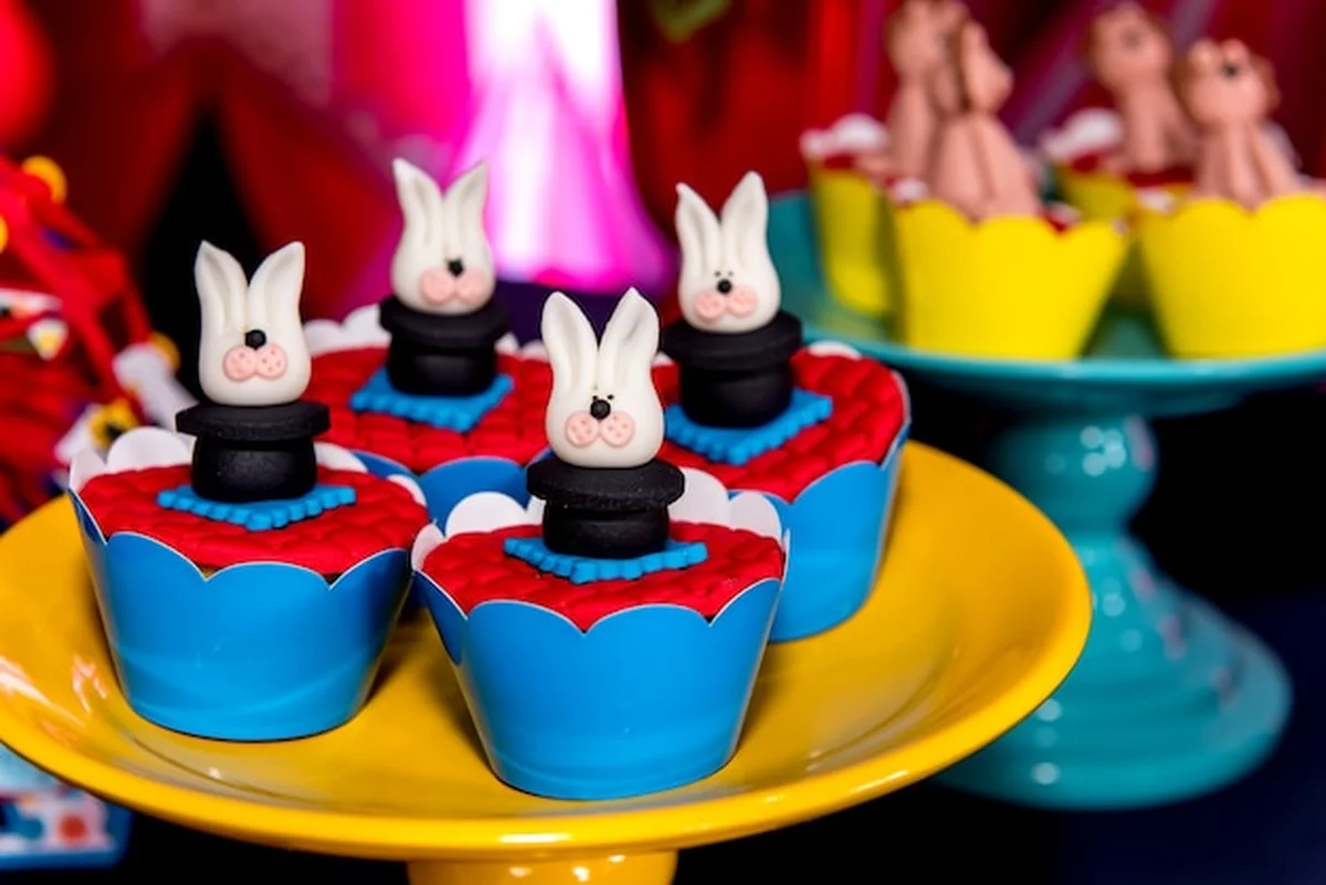 Stół z babeczkami i słodyczami ozdobiony lukrem na przyjęciu dziecięcym