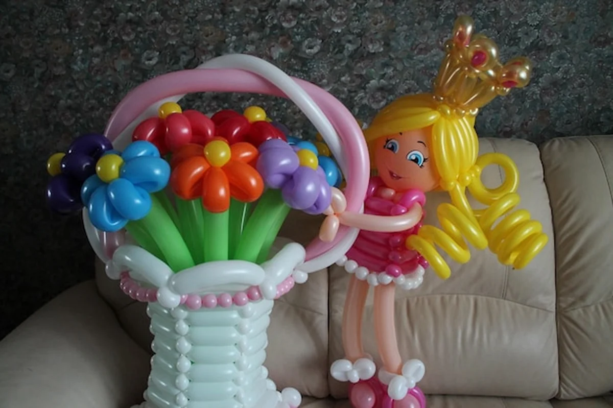 Kolorowy bukiet kwiatów z nadmuchiwanych balonów