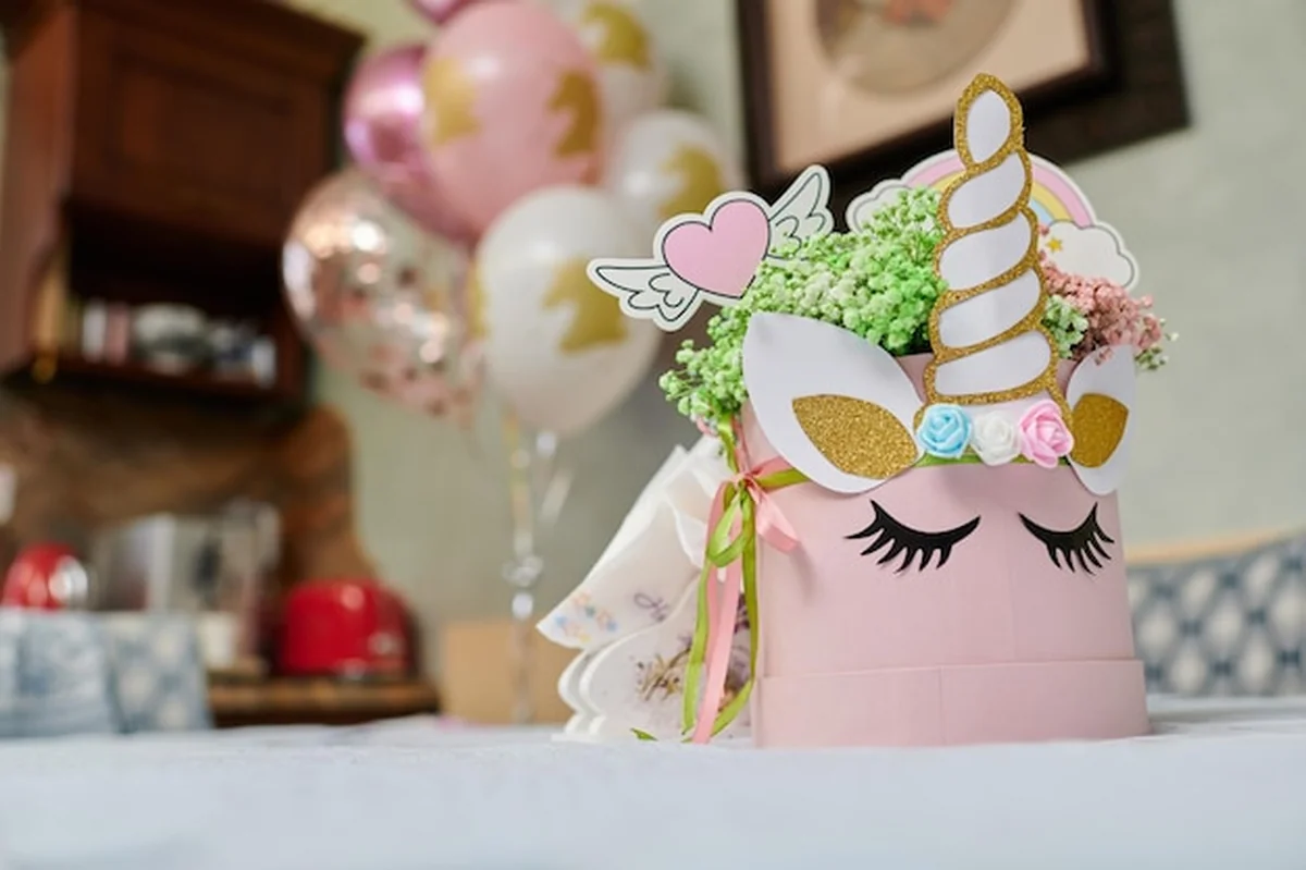 Impreza urodzinowa dla dzieci z dekoracją w jednorożcu