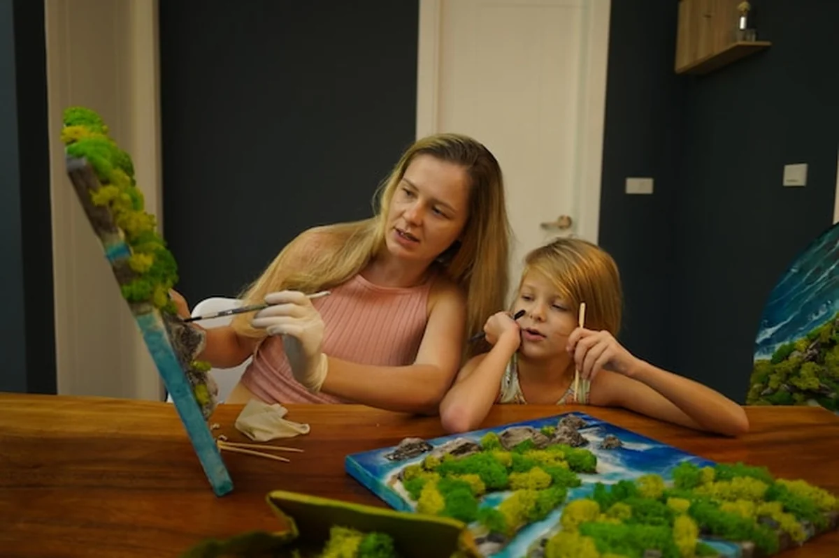 Matka i córka malują obrazy krajobrazów