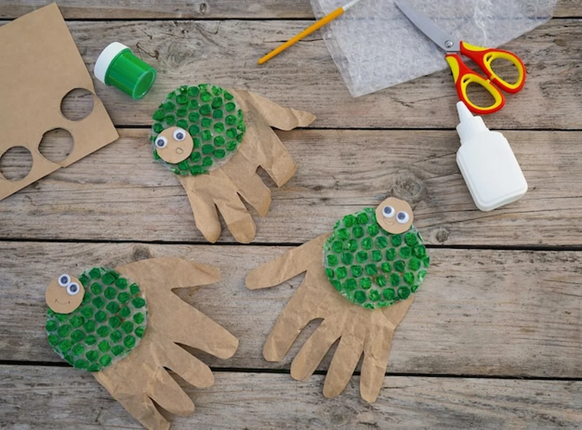 Instrukcje tworzenia meduzy z folii bąbelkowej i kartonu z nadrukami dłoni