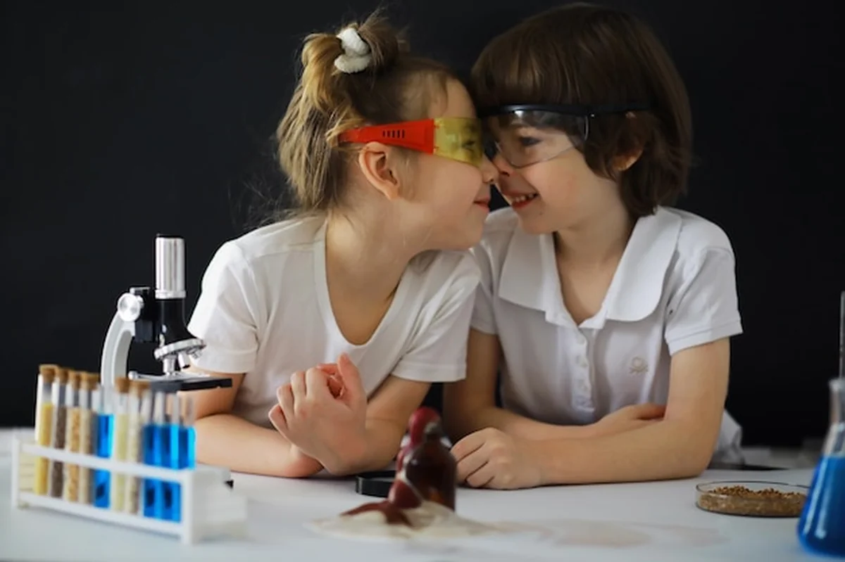 Dzieci eksperymentują w laboratorium pod mikroskopem