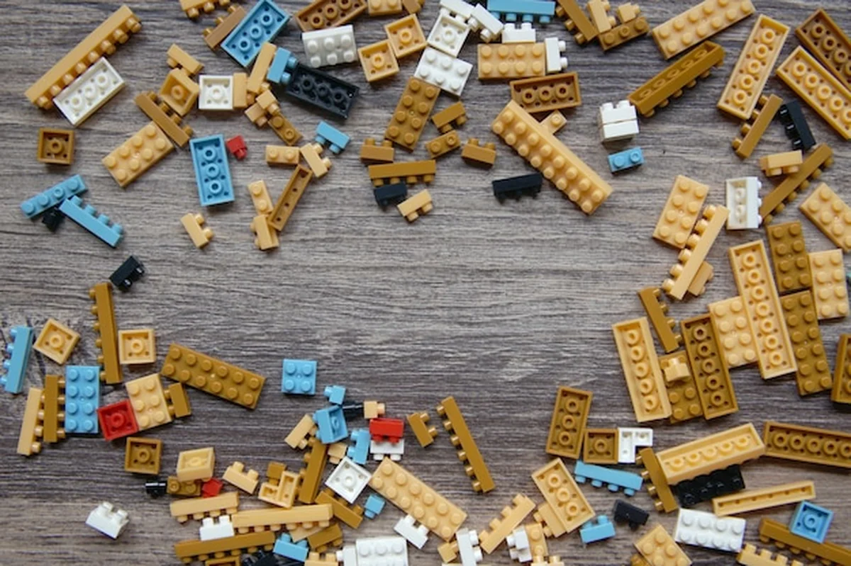 Grupa zabawek Lego na drewnianym tle