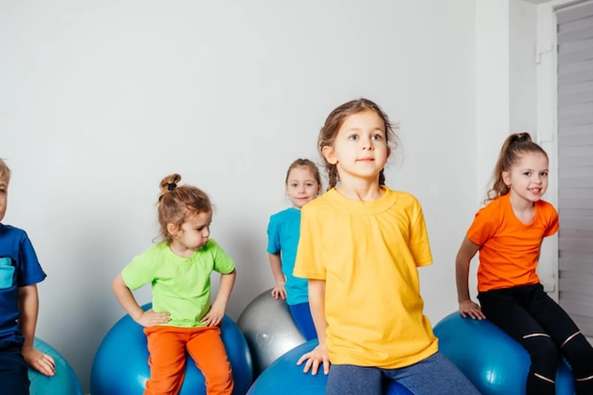 Dzieci biorą udział w lekcji wychowania fizycznego