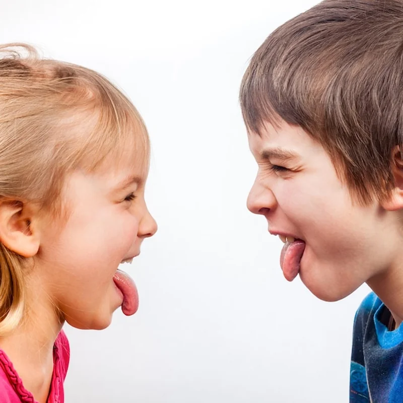 Dzieci wyciągające języki