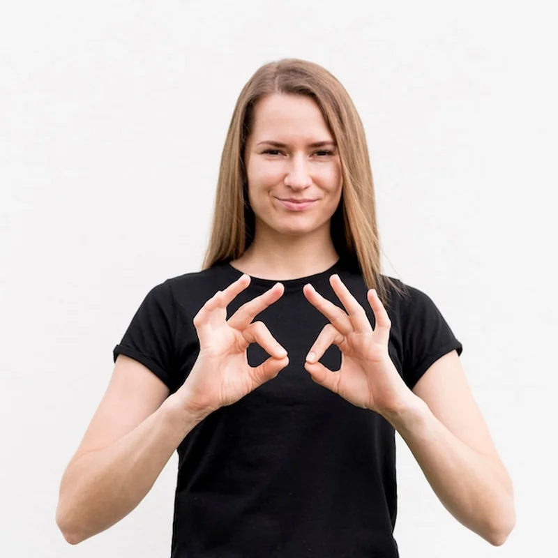 Kobieta komunikuje się przez język migowy