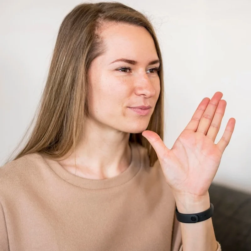 Głucha kobieta komunikująca się poprzez język migowy