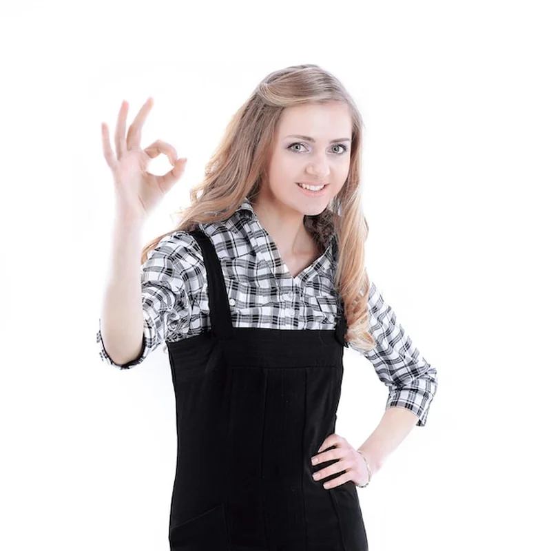 Młoda biznesowa kobieta pokazuje OK gest