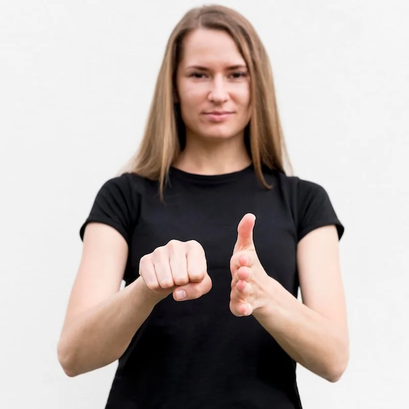 Głucha kobieta używająca języka migowego