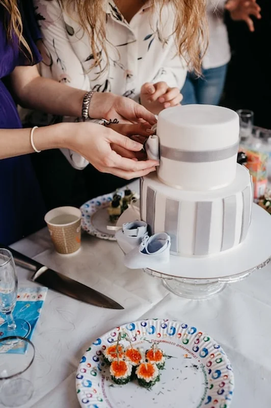 Piękny urodzinowy tort na stole