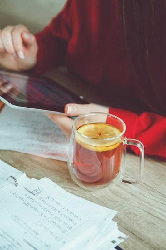 Młoda kobieta rozwiązująca formuły matematyczne