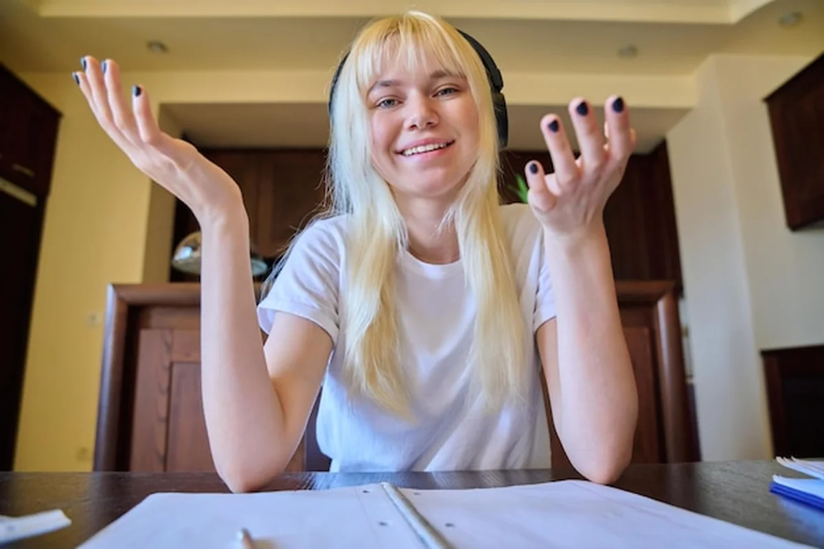 Nastoletnia studentka ucząca się online w domu