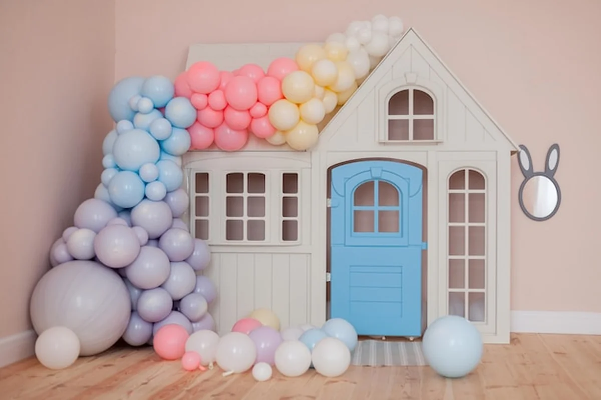 Domek dla dzieci z tęczowymi balonami