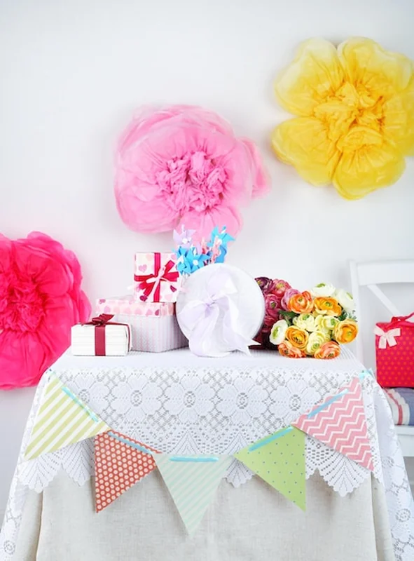 Prezenty na udekorowanym stole w jasnym tle