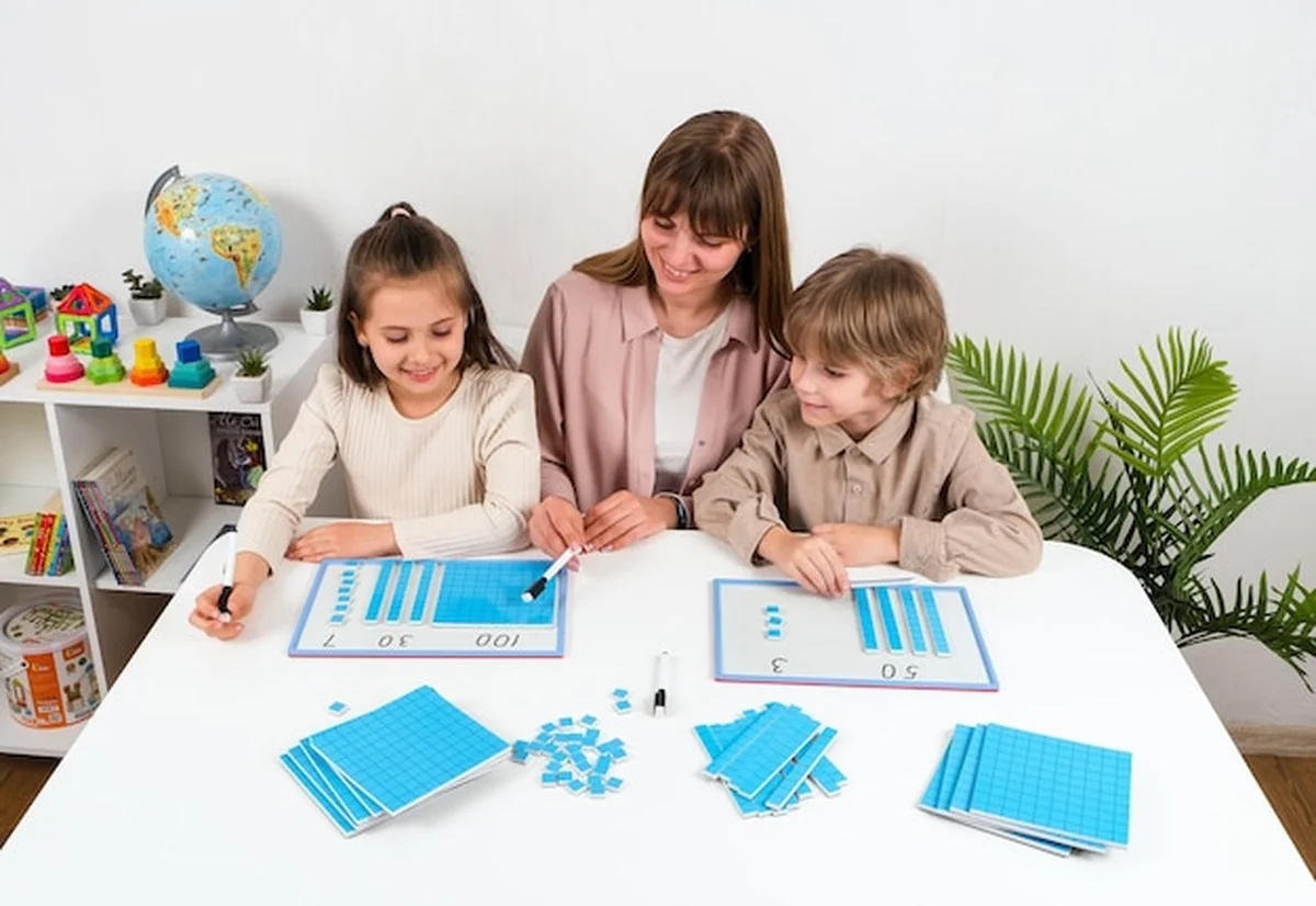 Nauczyciel uczy dzieci matematyki z kostką i prętami jednostki