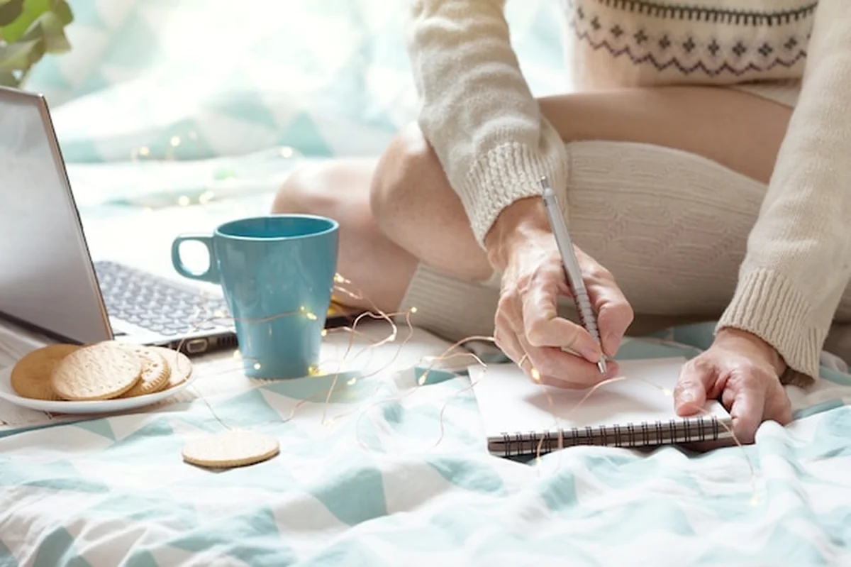 Dziewczyna siedzi z laptopem w przytulnym poranku