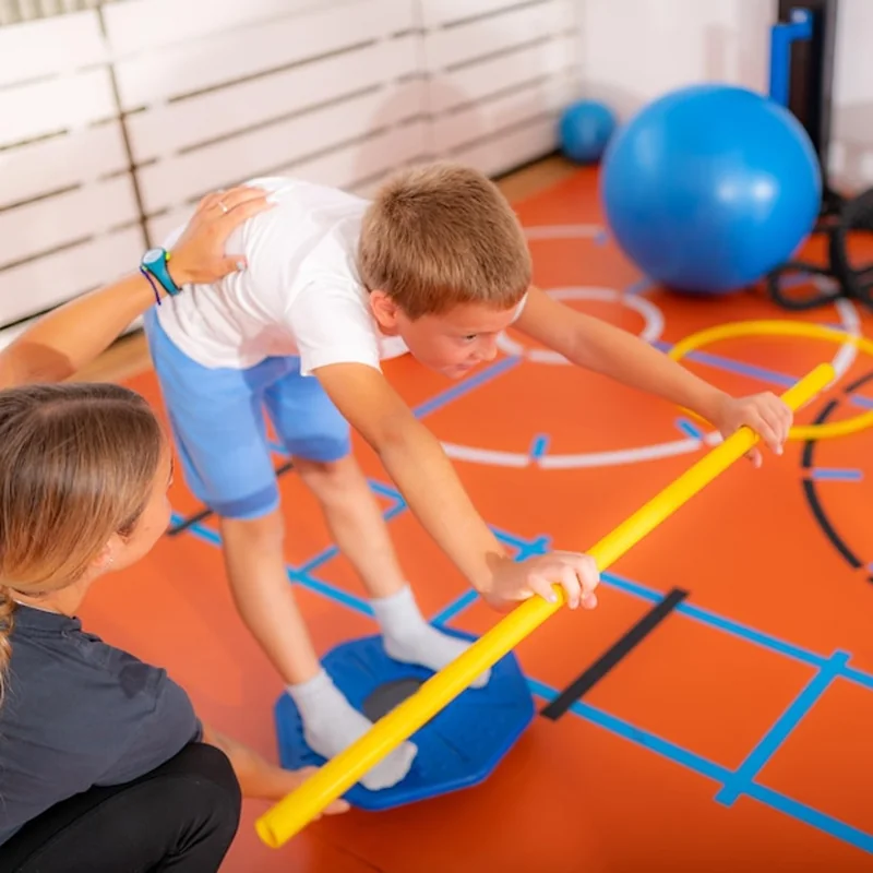 Dzieci ćwiczą równowagę z krążkami równoważącymi