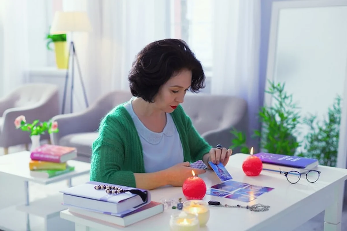 Kobieta biorąca kartę, skupiona na zadaniu