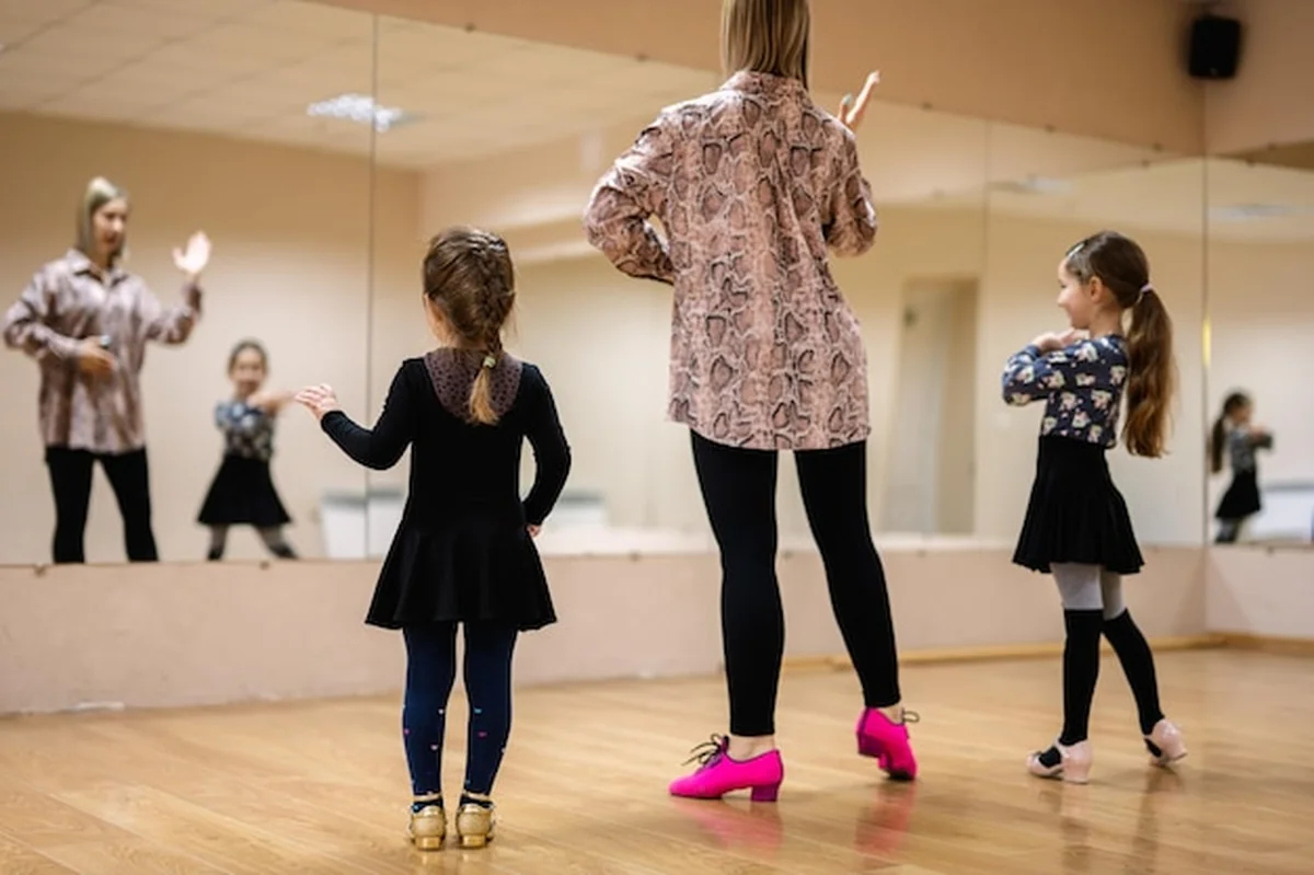 Dzieci uczą się tańca w studiu z instruktorem