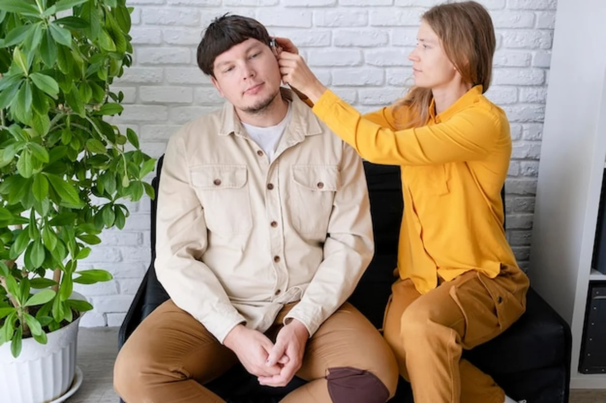 Młoda kobieta i głuchy mężczyzna z implantem słuchowym