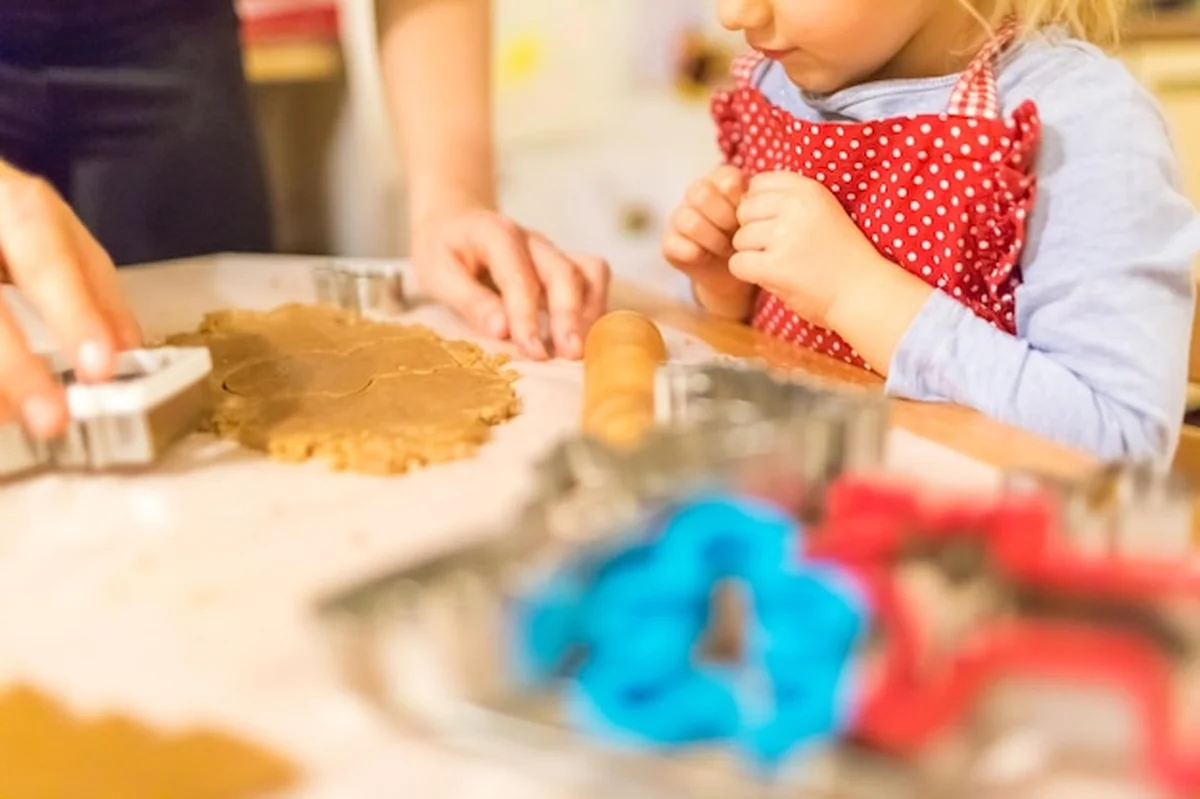 Matka i córka pieką ciasteczka