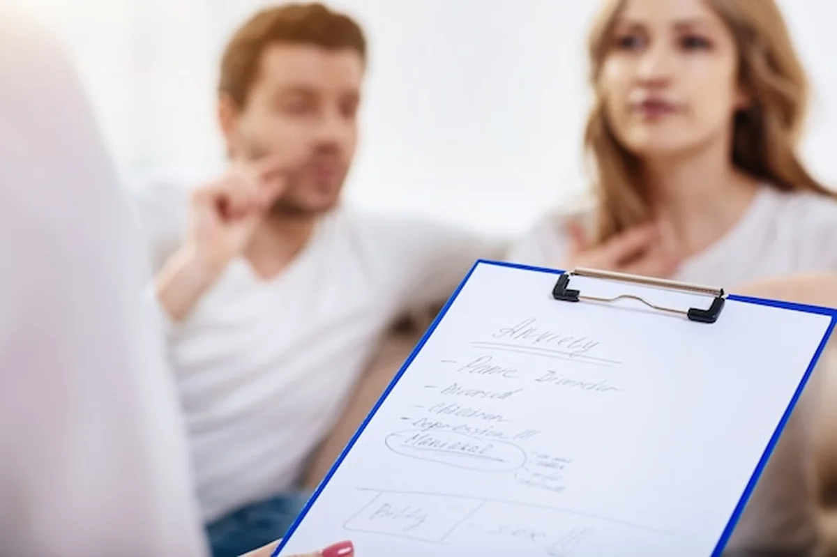 Zbliżenie na notatki psychologa podczas sesji z parą