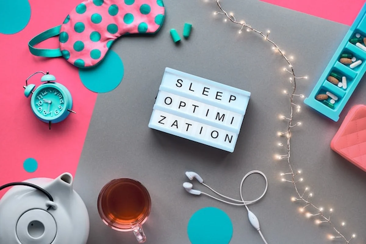 Maska do spania, budzik, słuchawki, zatyczki do uszu, herbata i pigułki