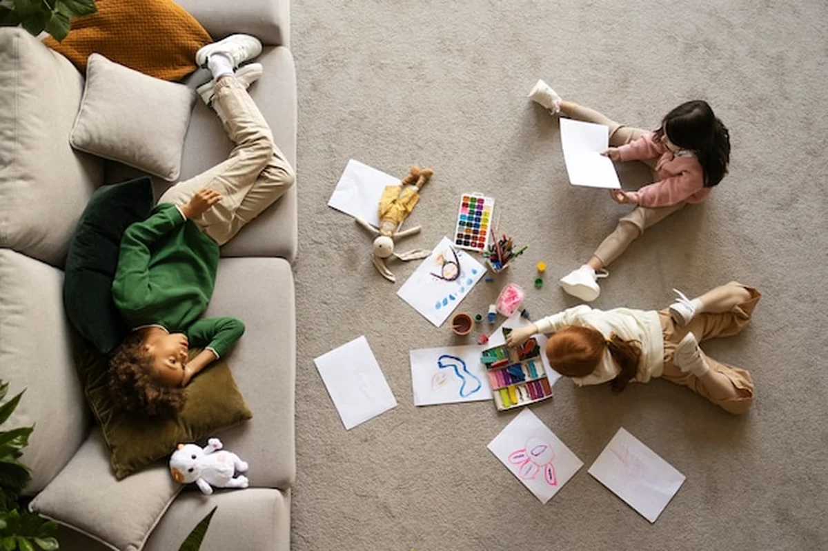 Dzieci spędzają czas w domu