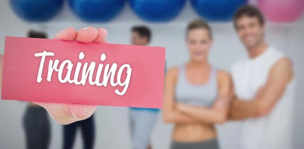 Trening na tle grupy ludzi