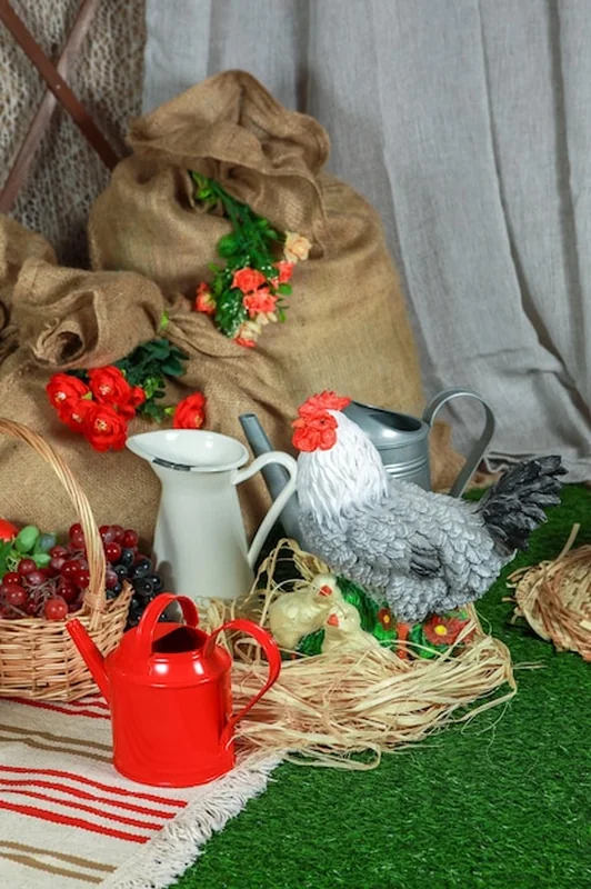 Martwa natura z kurczakiem, puszką kwiatów i gniazdem siana