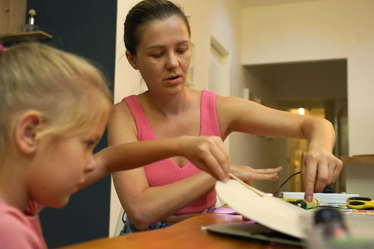 Matka i jej mała córka malują kolorowo