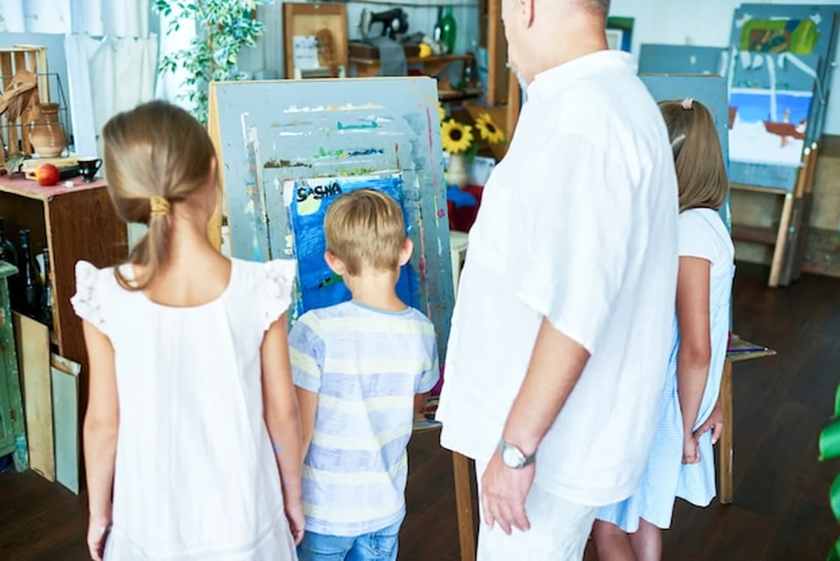 Dzieci malujące w pracowni artystycznej