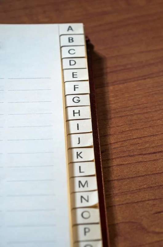 Wysoki kąt widoku alfabetów w dzienniku