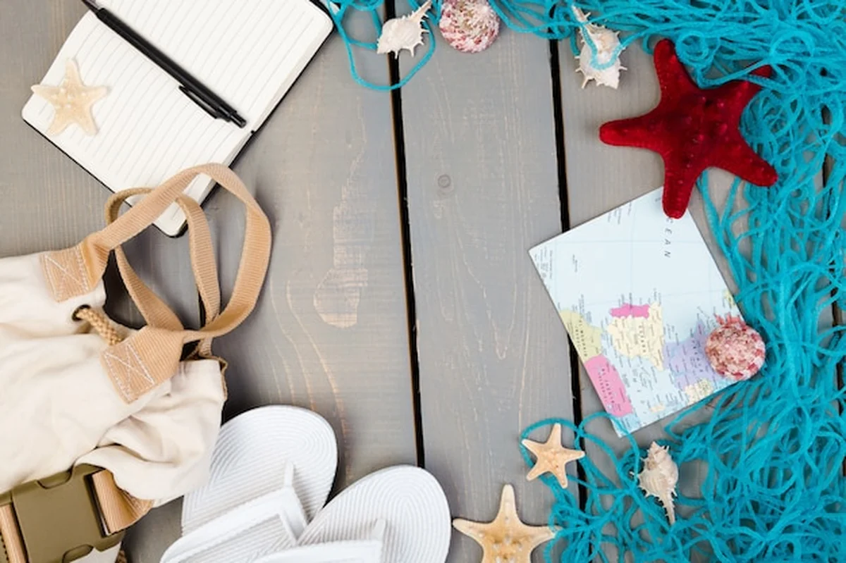 Podróż do oceanu lub morza z akcesoriami wakacyjnymi na wycieczkę
