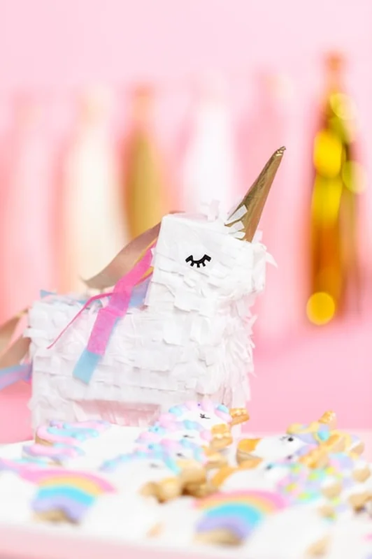 Cukrowe ciasteczka jednorożce ozdobione lukrem na przyjęciu urodzinowym dla dzieci