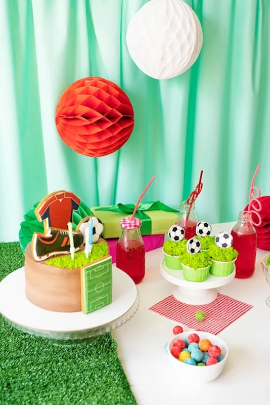 Martwa natura z urodzinowej imprezy piłkarskiej