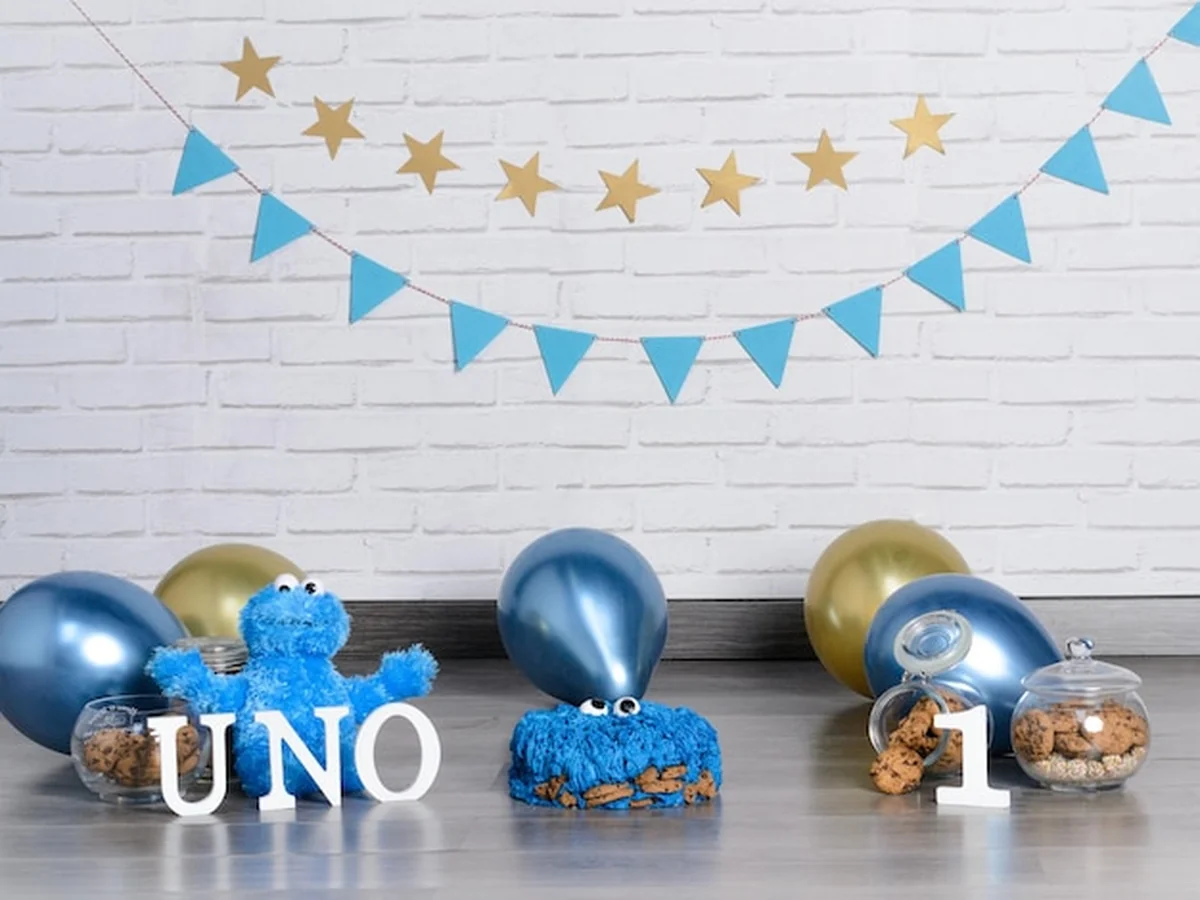 Fantastyczny tort urodzinowy z potworem i ciasteczkami