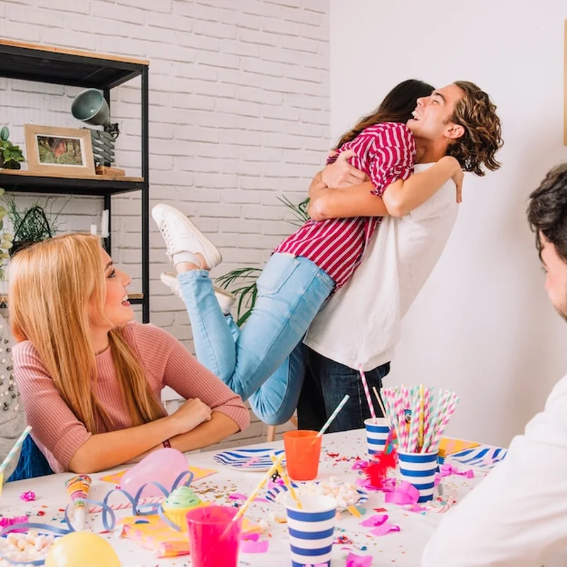 Przyjaciele przytulający się na obchody urodzin