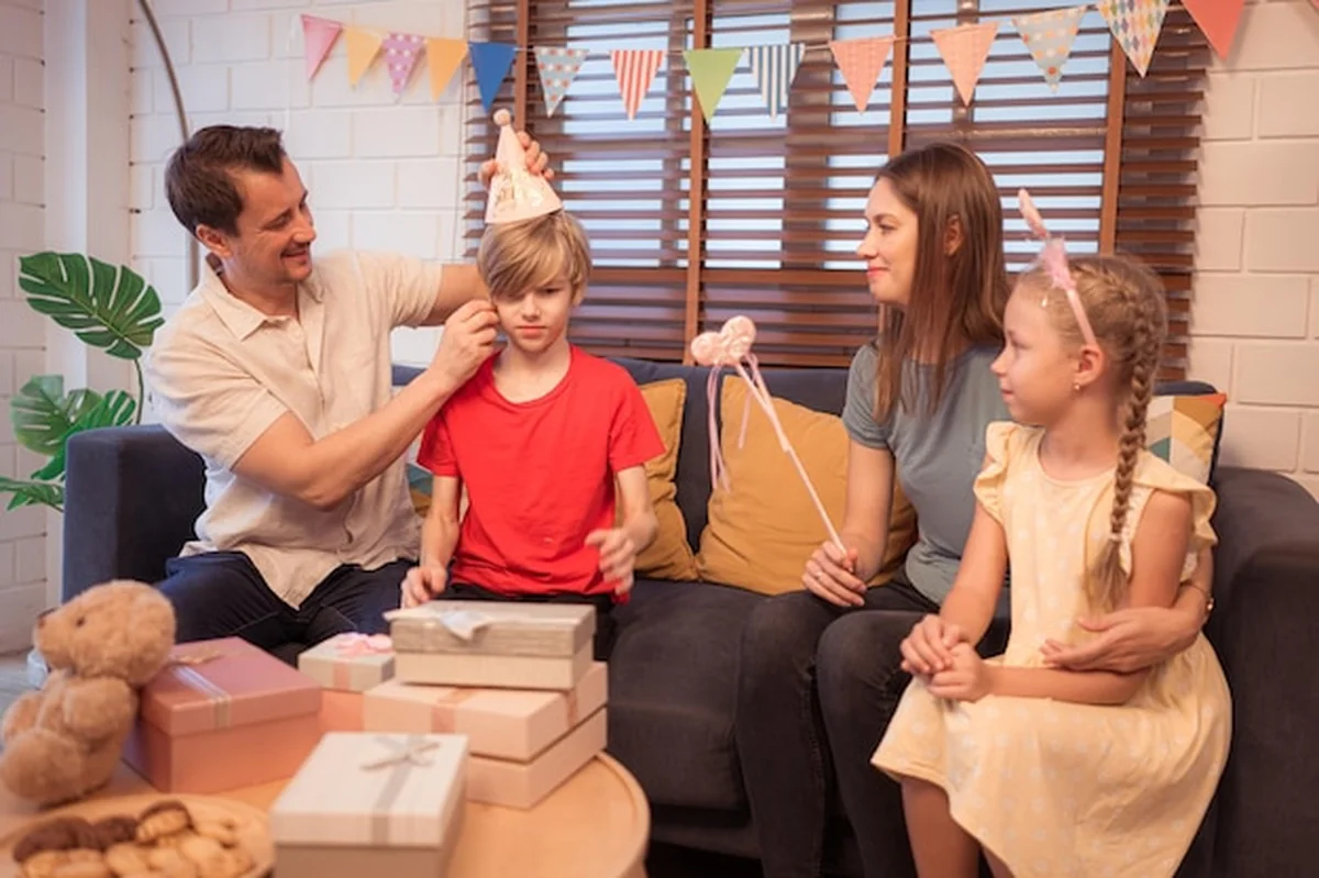 Rodzice i dzieci cieszą się urodzinami
