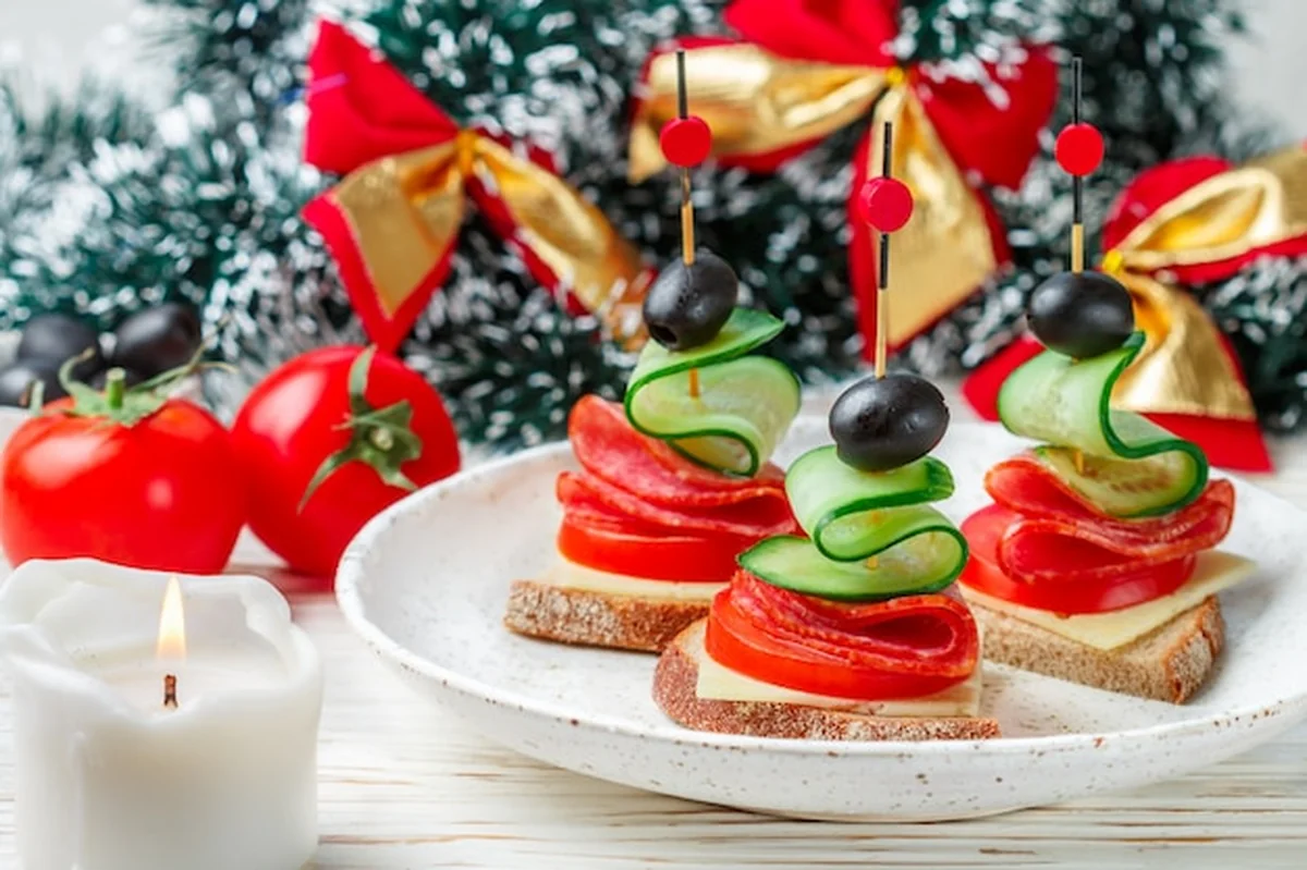 Przekąska z chleba, sera, kiełbasy salami, pomidorów, ogórków i oliwek